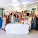 Foto di gruppo durante la celebrazione dei 18 anni di San Gregorio a Modica, con dipendenti, clienti, docenti universitari e il taglio della torta