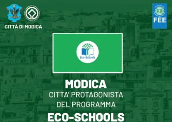 Grafica del Comune di Modica dedicata al programma Eco-Schools con la Bandiera Verde al centro, i loghi del Comune, FEE ed Eco-Schools e la scritta "Modica città protagonista del programma Eco-Schools".