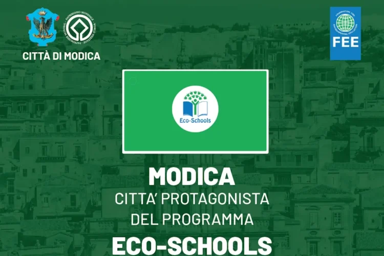 Grafica del Comune di Modica dedicata al programma Eco-Schools con la Bandiera Verde al centro, i loghi del Comune, FEE ed Eco-Schools e la scritta "Modica città protagonista del programma Eco-Schools".