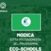 Grafica del Comune di Modica dedicata al programma Eco-Schools con la Bandiera Verde al centro, i loghi del Comune, FEE ed Eco-Schools e la scritta "Modica città protagonista del programma Eco-Schools".