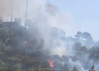 Fumo e fiamme sulla collina di Monserrato durante l'incendio che ha minacciato la città di Modica.