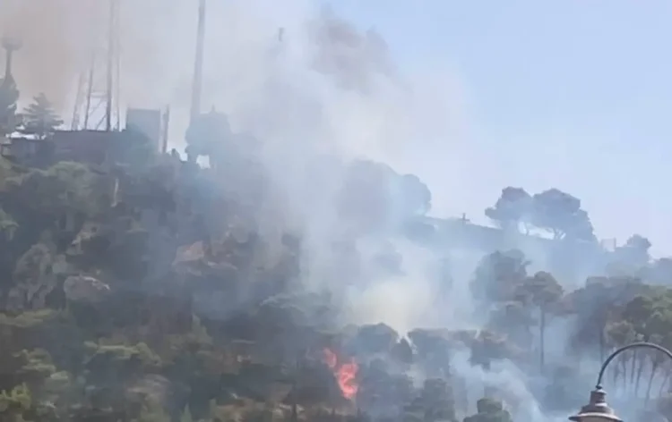 Fumo e fiamme sulla collina di Monserrato durante l'incendio che ha minacciato la città di Modica.