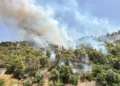 Vasto incendio sulla collina di Monserrato a Modica con fumo intenso tra la vegetazione, mentre proseguono le operazioni di spegnimento