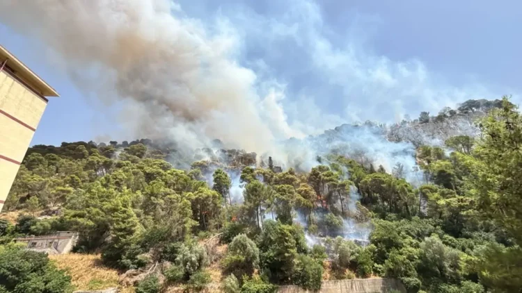 Vasto incendio sulla collina di Monserrato a Modica con fumo intenso tra la vegetazione, mentre proseguono le operazioni di spegnimento