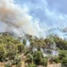 Vasto incendio sulla collina di Monserrato a Modica con fumo intenso tra la vegetazione, mentre proseguono le operazioni di spegnimento