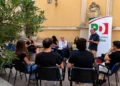Giovani partecipano a un incontro di formazione politica organizzato dal Partito Democratico di Modica durante la prima edizione di Generazione Modica.