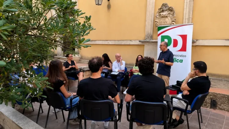 Giovani partecipano a un incontro di formazione politica organizzato dal Partito Democratico di Modica durante la prima edizione di Generazione Modica.
