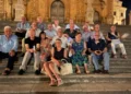 Foto di gruppo degli ex alunni della classe V B del Liceo Scientifico Galileo Galilei di Modica riuniti sulla scalinata di una chiesa per il 50° anniversario della licenza