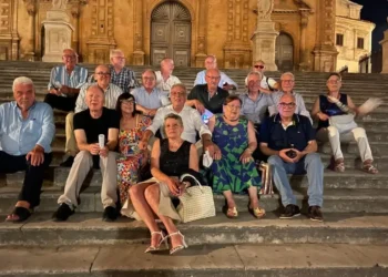 Foto di gruppo degli ex alunni della classe V B del Liceo Scientifico Galileo Galilei di Modica riuniti sulla scalinata di una chiesa per il 50° anniversario della licenza