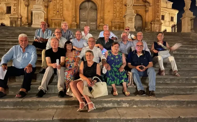 Foto di gruppo degli ex alunni della classe V B del Liceo Scientifico Galileo Galilei di Modica riuniti sulla scalinata di una chiesa per il 50° anniversario della licenza