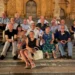 Foto di gruppo degli ex alunni della classe V B del Liceo Scientifico Galileo Galilei di Modica riuniti sulla scalinata di una chiesa per il 50° anniversario della licenza