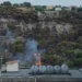 Fiamme e fumo sul versante del Parco di Monserrato a Modica, con la collina interessata dall'incendio sullo sfondo delle abitazioni della Vetta.