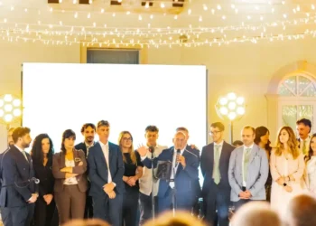Il team di Geostudiogroup riunito sul palco durante la celebrazione dei 20 anni di attività e l'inaugurazione della nuova sede a Ragusa.