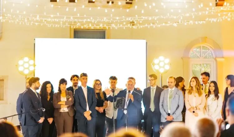 Il team di Geostudiogroup riunito sul palco durante la celebrazione dei 20 anni di attività e l'inaugurazione della nuova sede a Ragusa.