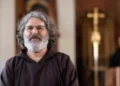 Ritratto di fra' Giuseppe Pecorella, parroco della Sacra Famiglia di Ragusa, all'interno di una chiesa.