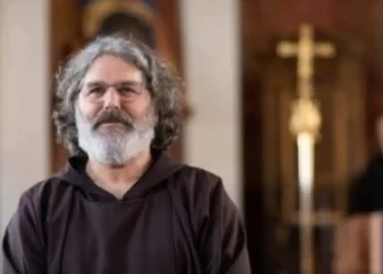Ritratto di fra' Giuseppe Pecorella, parroco della Sacra Famiglia di Ragusa, all'interno di una chiesa.