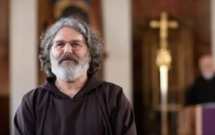 Ritratto di fra' Giuseppe Pecorella, parroco della Sacra Famiglia di Ragusa, all'interno di una chiesa.