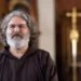 Ritratto di fra' Giuseppe Pecorella, parroco della Sacra Famiglia di Ragusa, all'interno di una chiesa.