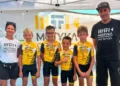 I giovani ciclisti della Motyka Bike School Modica posano con i tecnici davanti al gazebo della società dopo la tappa della Coppa Sicilia su strada ad Avola