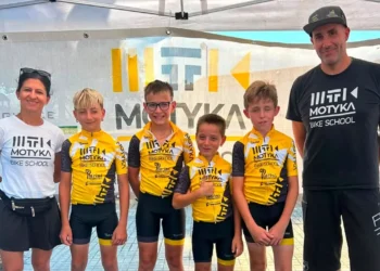 I giovani ciclisti della Motyka Bike School Modica posano con i tecnici davanti al gazebo della società dopo la tappa della Coppa Sicilia su strada ad Avola
