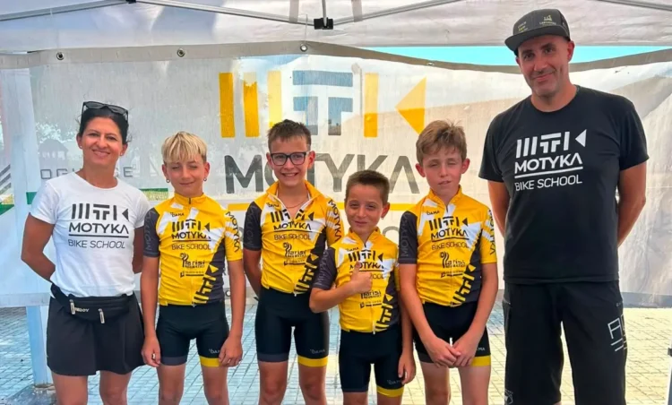 I giovani ciclisti della Motyka Bike School Modica posano con i tecnici davanti al gazebo della società dopo la tappa della Coppa Sicilia su strada ad Avola