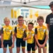 I giovani ciclisti della Motyka Bike School Modica posano con i tecnici davanti al gazebo della società dopo la tappa della Coppa Sicilia su strada ad Avola