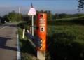 Autovelox fisso installato lungo una strada extraurbana, simbolo dei controlli sulla velocità e delle multe in Sicilia.