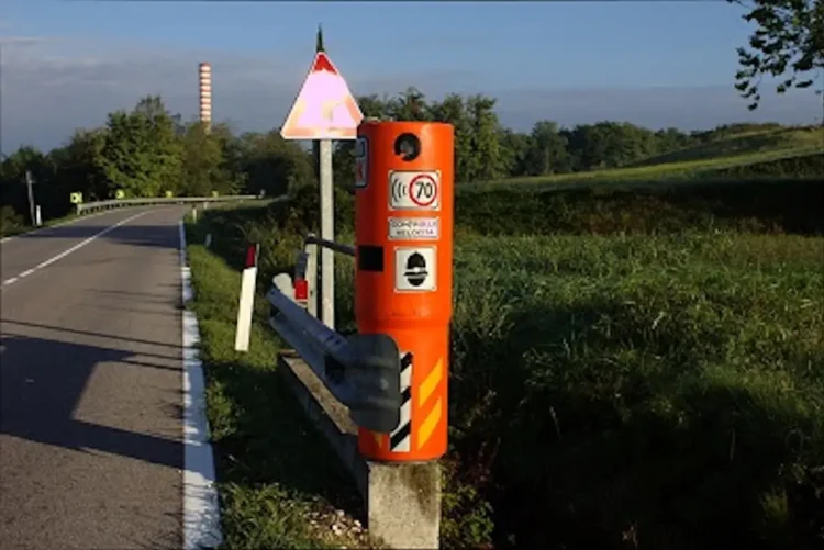 Autovelox fisso installato lungo una strada extraurbana, simbolo dei controlli sulla velocità e delle multe in Sicilia.
