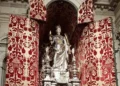 Il simulacro argenteo di Santa Lucia esposto nella nicchia aperta della cappella della Cattedrale di Siracusa durante una delle rare aperture straordinarie