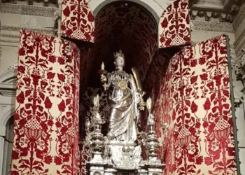 Il simulacro argenteo di Santa Lucia esposto nella nicchia aperta della cappella della Cattedrale di Siracusa durante una delle rare aperture straordinarie