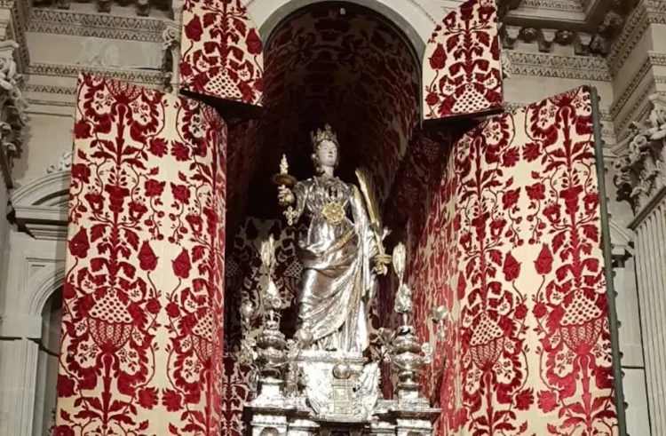 Il simulacro argenteo di Santa Lucia esposto nella nicchia aperta della cappella della Cattedrale di Siracusa durante una delle rare aperture straordinarie