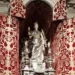Il simulacro argenteo di Santa Lucia esposto nella nicchia aperta della cappella della Cattedrale di Siracusa durante una delle rare aperture straordinarie