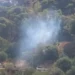 Colonna di fumo tra gli alberi della collina di Monserrato a Modica, dove Vigili del Fuoco e Corpo Forestale presidiano l'area dopo alcune riprese dell'incendio.