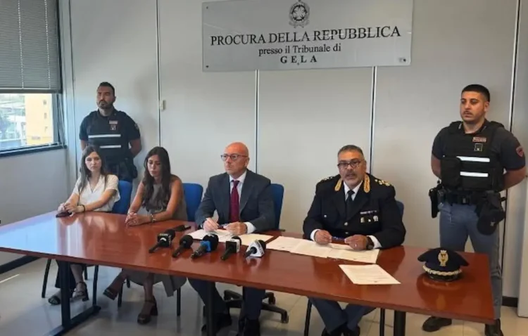 Conferenza stampa nella Procura della Repubblica di Gela con magistrati e funzionari della Polizia di Stato per illustrare i risultati dell'operazione che ha portato all'esecuzione di dieci misure cautelari per furti in abitazione e furti con "spaccata".