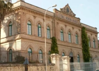 Facciata dell'ospedale Busacca di Scicli, dove il sindaco ha chiesto un intervento urgente per ripristinare l'aria condizionata nei locali del Pte e della postazione del 118.