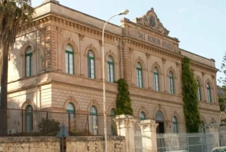 Facciata dell'ospedale Busacca di Scicli, dove il sindaco ha chiesto un intervento urgente per ripristinare l'aria condizionata nei locali del Pte e della postazione del 118.