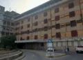 Ingresso dell'Ospedale Maggiore Nino Baglieri di Modica, dove è stata ricoverata la volontaria della Protezione civile dopo un malore durante l'incendio di Monserrato.