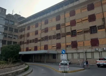 Ingresso dell'Ospedale Maggiore Nino Baglieri di Modica, dove è stata ricoverata la volontaria della Protezione civile dopo un malore durante l'incendio di Monserrato.