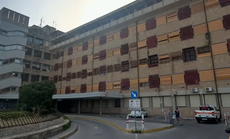 Ingresso dell'Ospedale Maggiore Nino Baglieri di Modica, dove è stata ricoverata la volontaria della Protezione civile dopo un malore durante l'incendio di Monserrato.