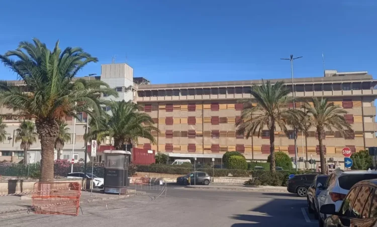 Ospedale Maggiore Nino Baglieri di Modica, facciata esterna con parcheggio