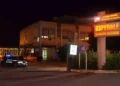 Ingresso dell'ospedale Riccardo Guzzardi di Vittoria, in provincia di Ragusa, durante la notte con un'auto della Polizia davanti alla struttura.