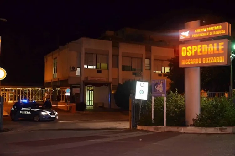 Ingresso dell'ospedale Riccardo Guzzardi di Vittoria, in provincia di Ragusa, durante la notte con un'auto della Polizia davanti alla struttura.