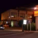 Ingresso dell'ospedale Riccardo Guzzardi di Vittoria, in provincia di Ragusa, durante la notte con un'auto della Polizia davanti alla struttura.