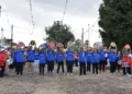 Partecipanti del Palio delle Contrade di Ragusa in contrada Puntarazzi sfilano con le lettere che compongono il nome della contrada davanti al pubblico.