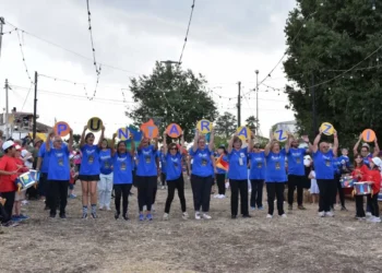 Partecipanti del Palio delle Contrade di Ragusa in contrada Puntarazzi sfilano con le lettere che compongono il nome della contrada davanti al pubblico.