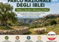 Locandina del Movimento 5 Stelle di Ragusa sul Parco Nazionale degli Iblei con un paesaggio rurale degli Iblei, un gregge al pascolo e un borgo sullo sfondo. Il manifesto promuove tutela ambientale, agricoltura, zootecnia, turismo sostenibile e sviluppo del territorio.