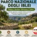 Locandina del Movimento 5 Stelle di Ragusa sul Parco Nazionale degli Iblei con un paesaggio rurale degli Iblei, un gregge al pascolo e un borgo sullo sfondo. Il manifesto promuove tutela ambientale, agricoltura, zootecnia, turismo sostenibile e sviluppo del territorio.