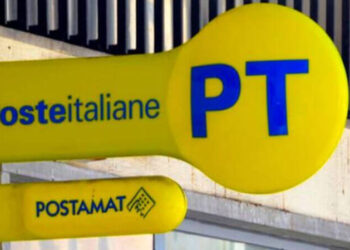 Insegna gialla di Poste Italiane con logo PT e segnaletica Postamat all'esterno di un ufficio postale