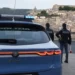 Auto della Polizia di Stato e due agenti impegnati in un servizio di controllo con vista sul centro storico di Ragusa Ibla.