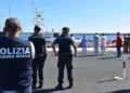Agenti della Squadra Mobile della Polizia di Stato e militari della Guardia di Finanza nel porto di Pozzallo durante le operazioni successive allo sbarco di 86 migranti